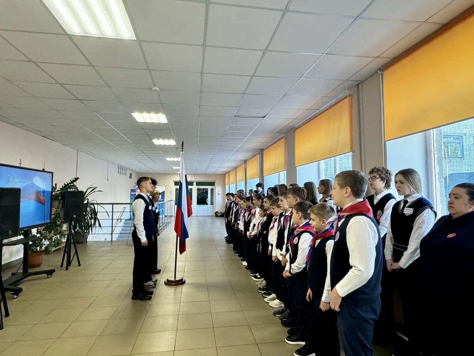 🇷🇺Утро понедельника 14 сентября традиционно началось с линейки, на которой присутство...