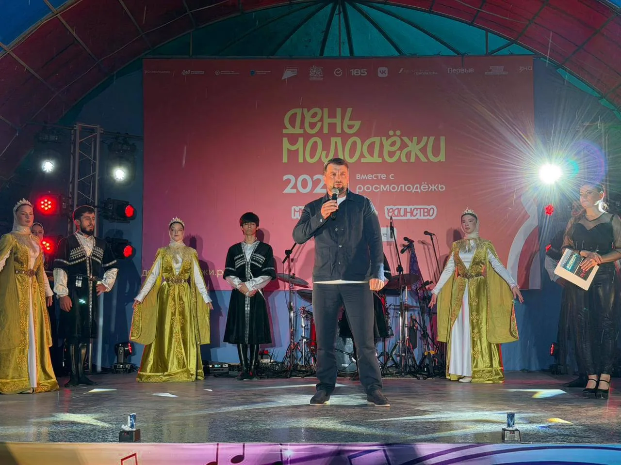 Молодость - это время, когда горят глаза, когда интересно всё, а заряд энергии никогда ...