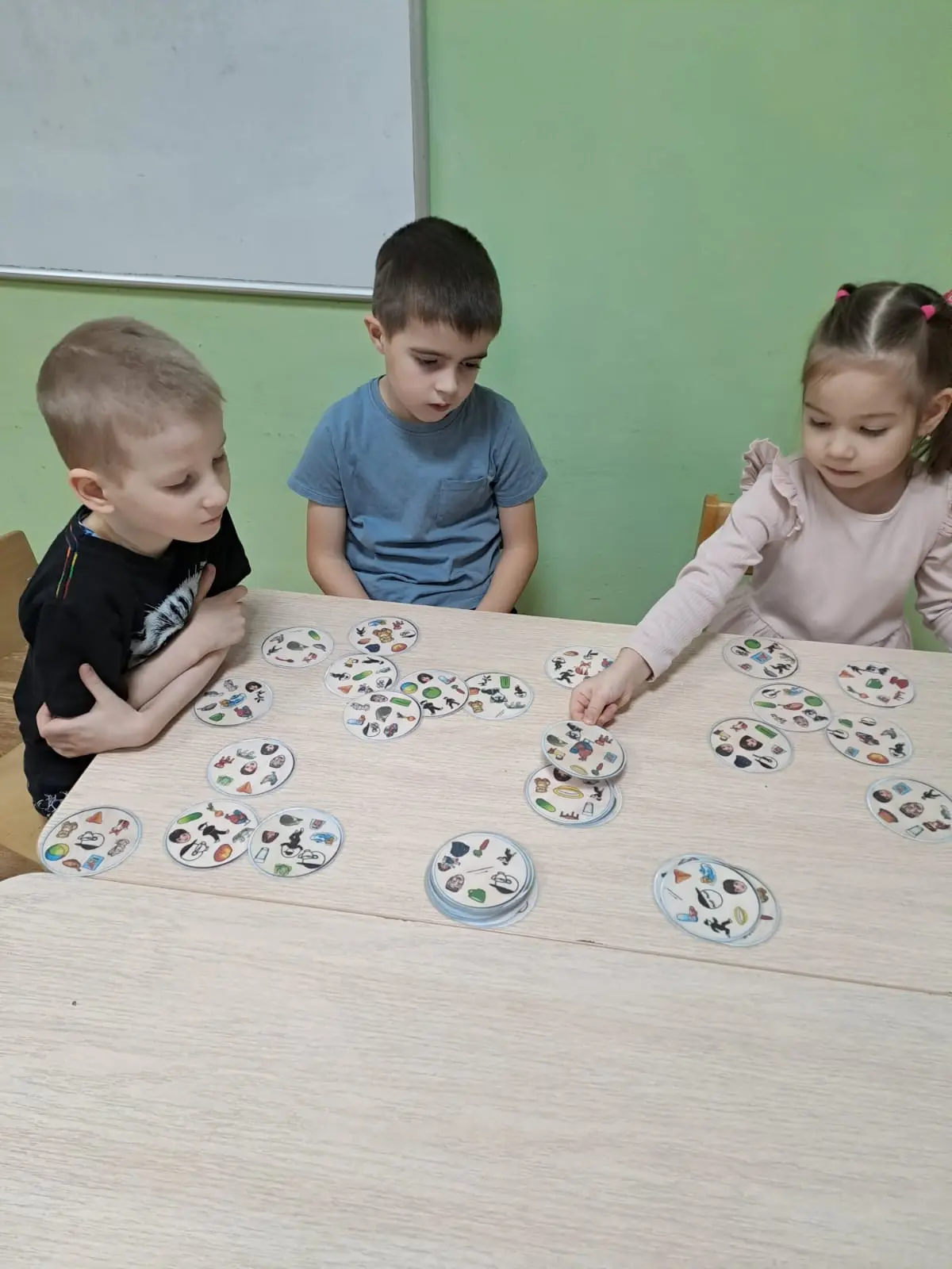 УМК буенча эшлэнгэн Доббль уенын балалар бик яратып уйныйлар.Уен  татар телен ойрэнергэ...