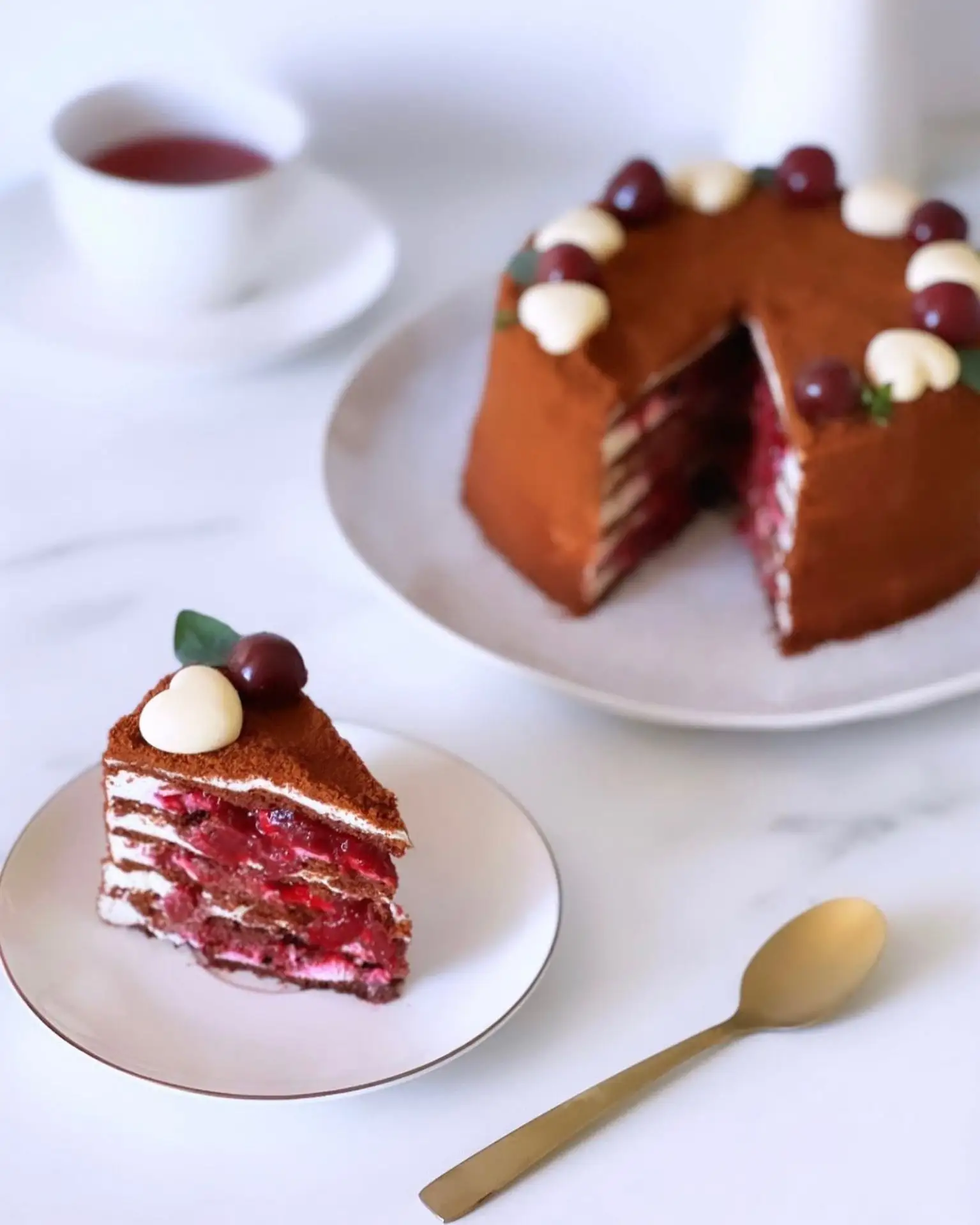 🍒 Шоколадный медовик с вишней

Очень вкусный, сочный и нежный торт, обязательно попробуйте приготов