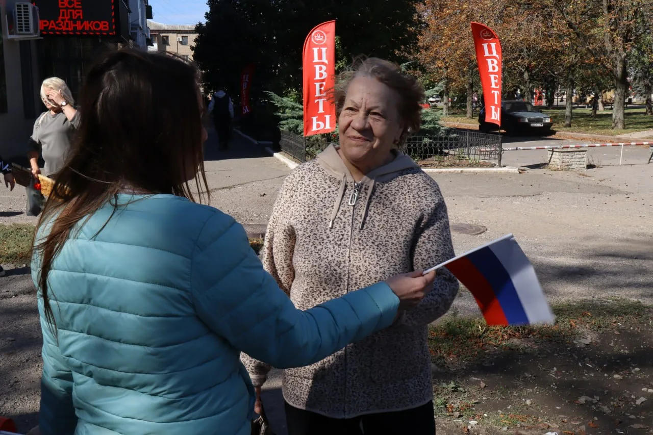 В Центрально-Городском районе Горловки прошла акция по раздаче флагов в цветах российск...