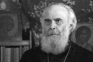 Я помню, как-то шел с пожилой, горькой русской женщиной и она все говорила, говорила, говорила тольк