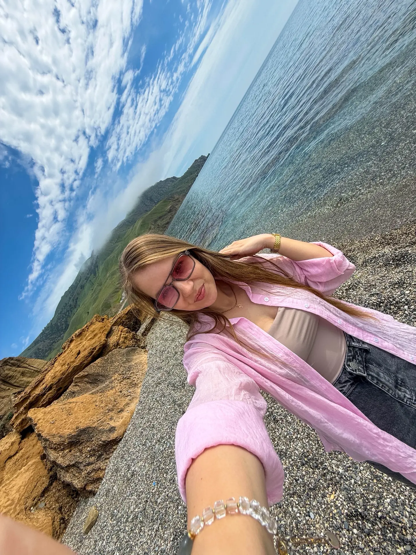 Как же я люблю сюда приезжать!
Особенно в начале лета 😍
Судак, пляж Меганом 🏝️