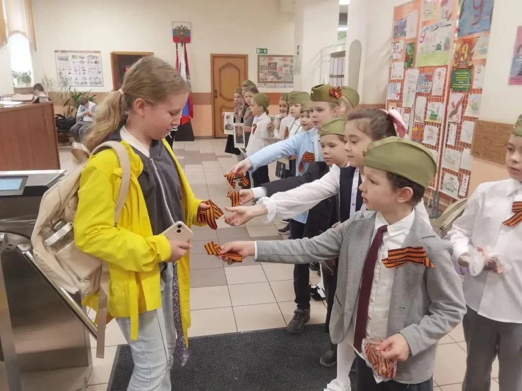 ПАМЯТЬ В СЕРДЦЕ КАЖДОГО!  🏫Наша школа завершила предпраздничный день акцией «ГЕОРГИЕВСКАЯ ЛЕНТОЧКА»,