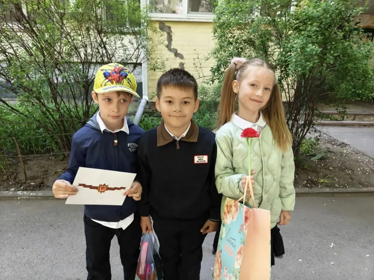 🕊️Поздравляем тех, кто подарил нам мирное небо!   ✍️Обучающиеся 1б класса школы 86 с классным руково