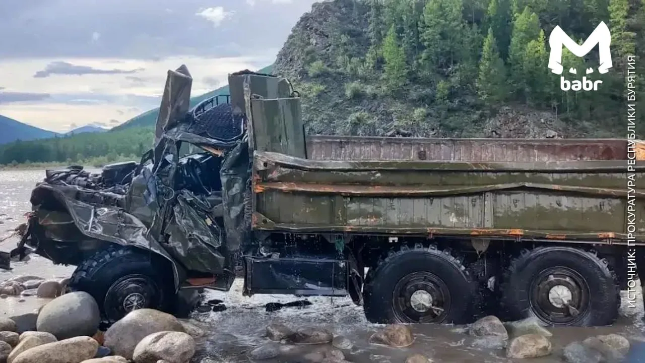 "Урал" с пассажирами утонул в реке в Бурятии. Два человека погибли, ещё одного продолжа...