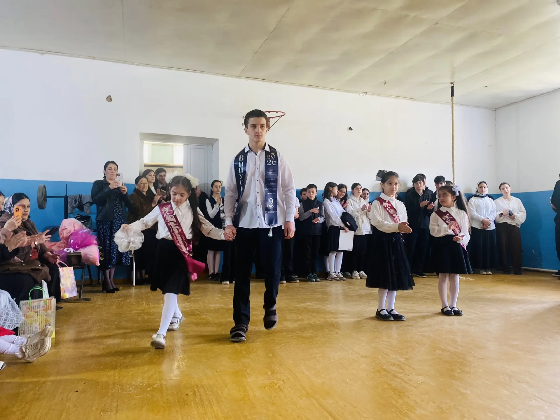 В МКОУ «Аялизимахинская СОШ им. Абдуллаева Б.Ю.» 26.05.2026г.  выпускники 9класса и их классный руко