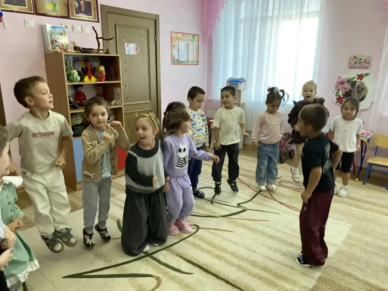 Утренняя гимнастика в средней группе "Звёздочки".