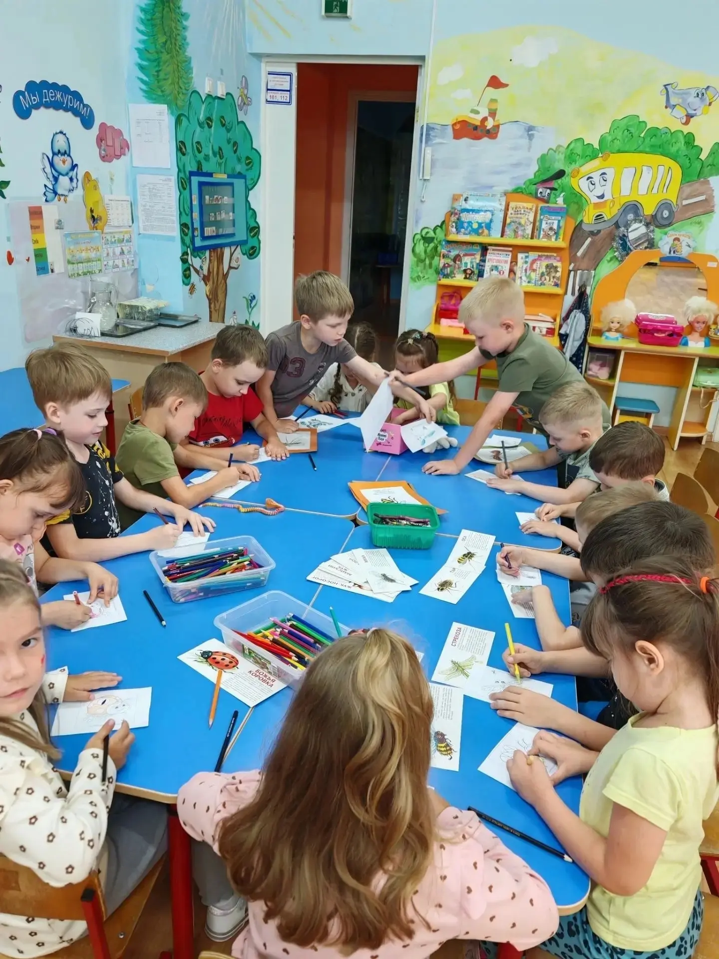🌿🐞🐝🐛 Мир букашек глазами дошколят 🦋🐜🐝🪲🦗🕷️ 
На лугу трещит кузнечик,
В небе бабочка парит ,