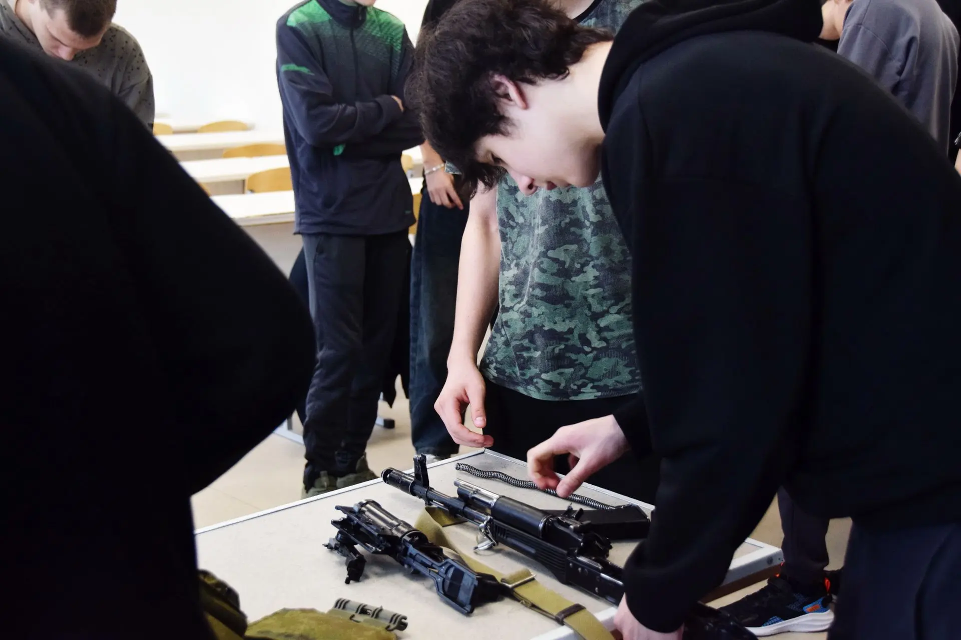 Практические занятия по начальной военной подготовке (НВП) обычно включают в себя несколько ключевых