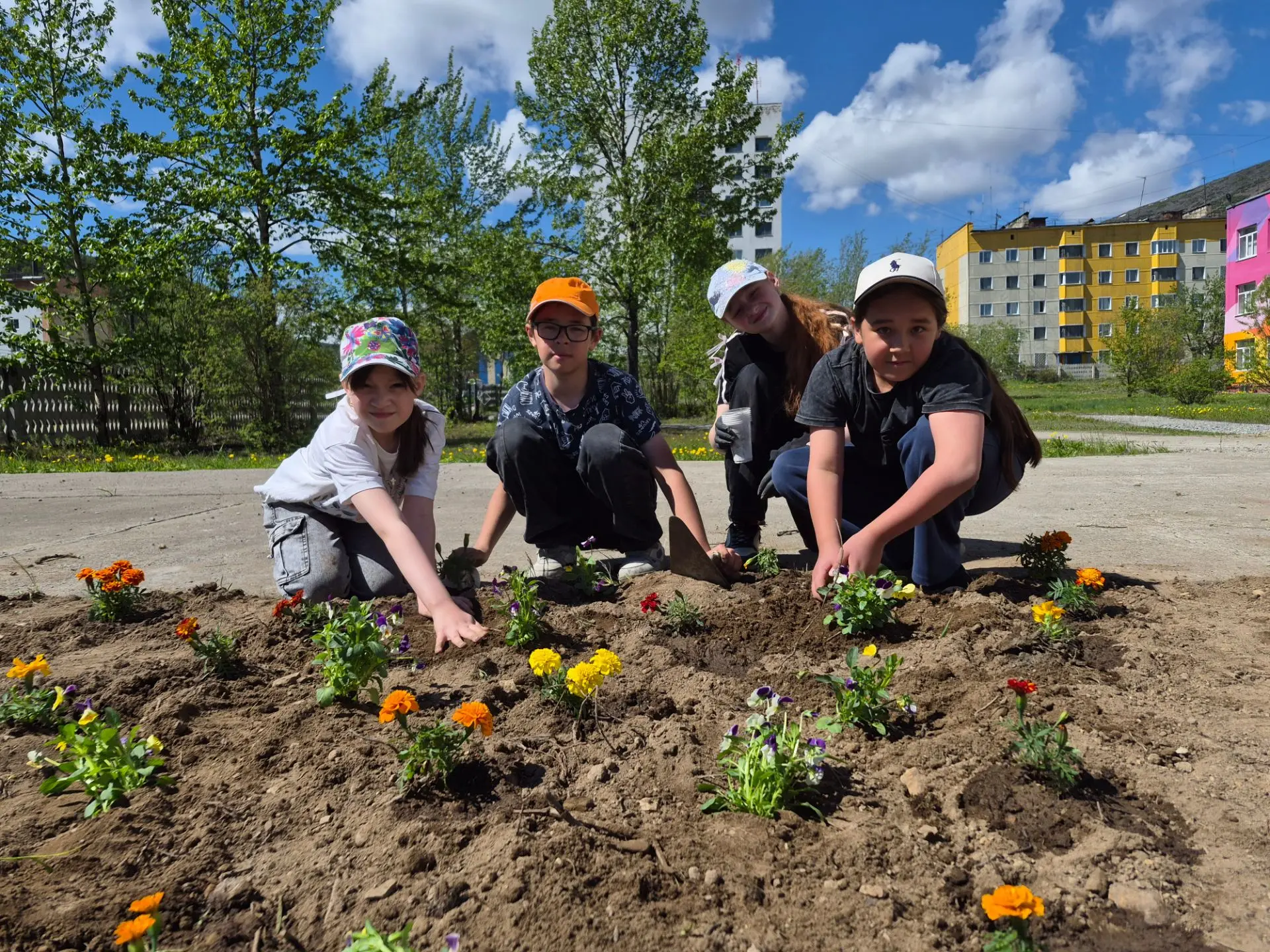 Цветущая школа — наша общая заслуга!🌼

Педагоги и воспитанники экологического и спортивного отрядов