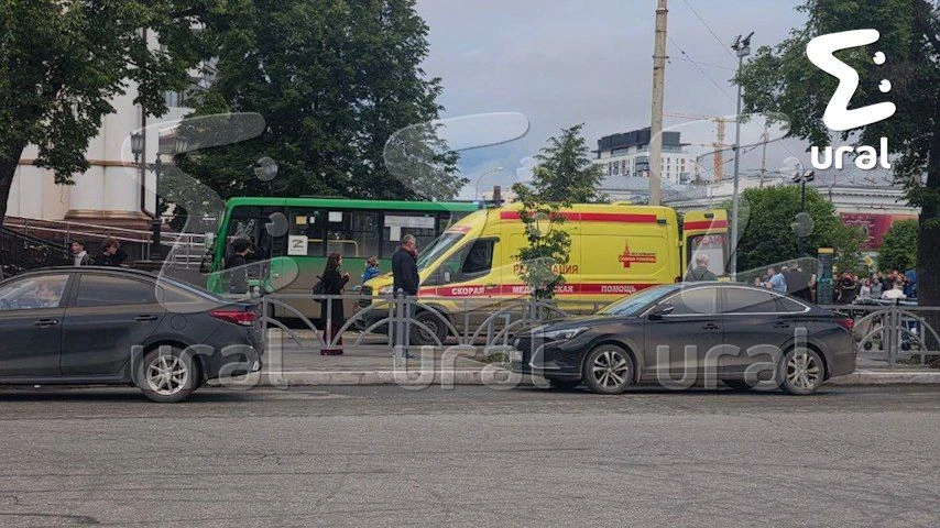 На водителя автобуса, вылетевшего на тротуар в центре Екатеринбурга, и директора компан...
