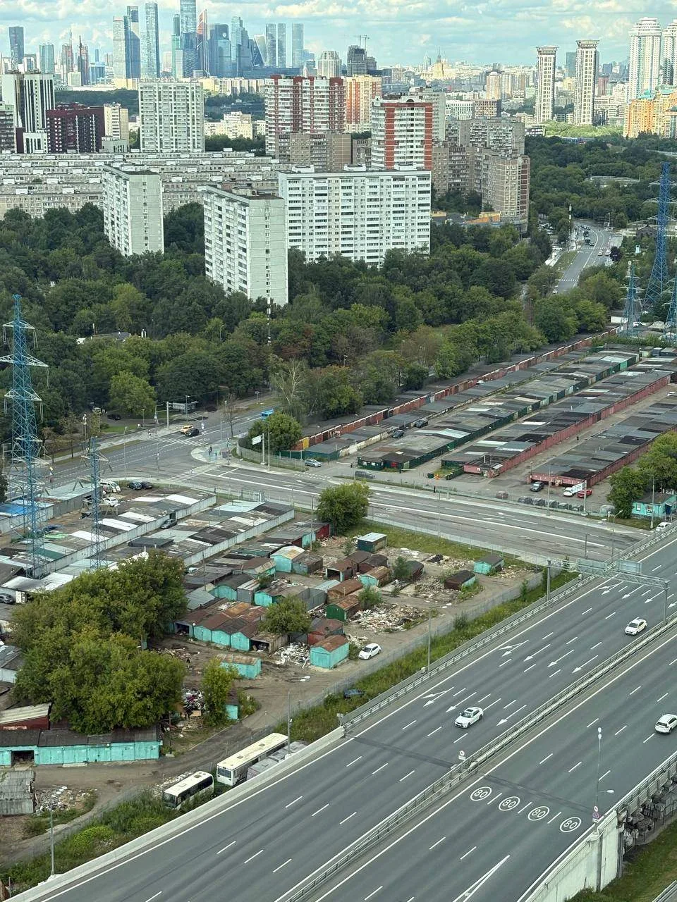 Снос гаражей между улицей Матвеевская и Проспектом генерала Дорохова.

📷 Maria