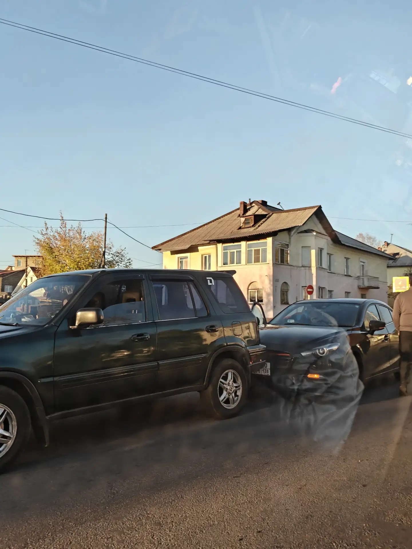🚗 Перед въездом на старый Китойский мост только что произошло ДТП.