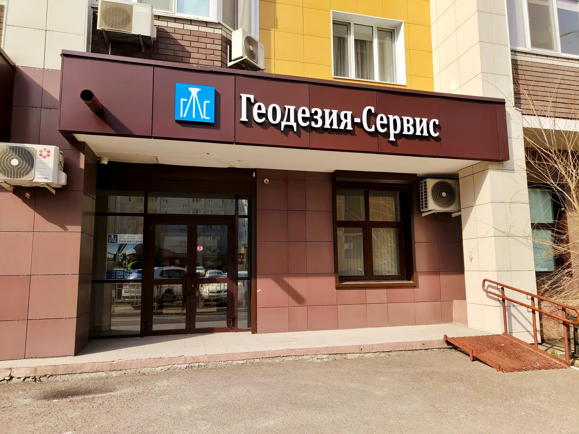 Сегодня в городе настоящий апокалипсис: ветер с ног сшибает, дождь стеной. А нам с само...