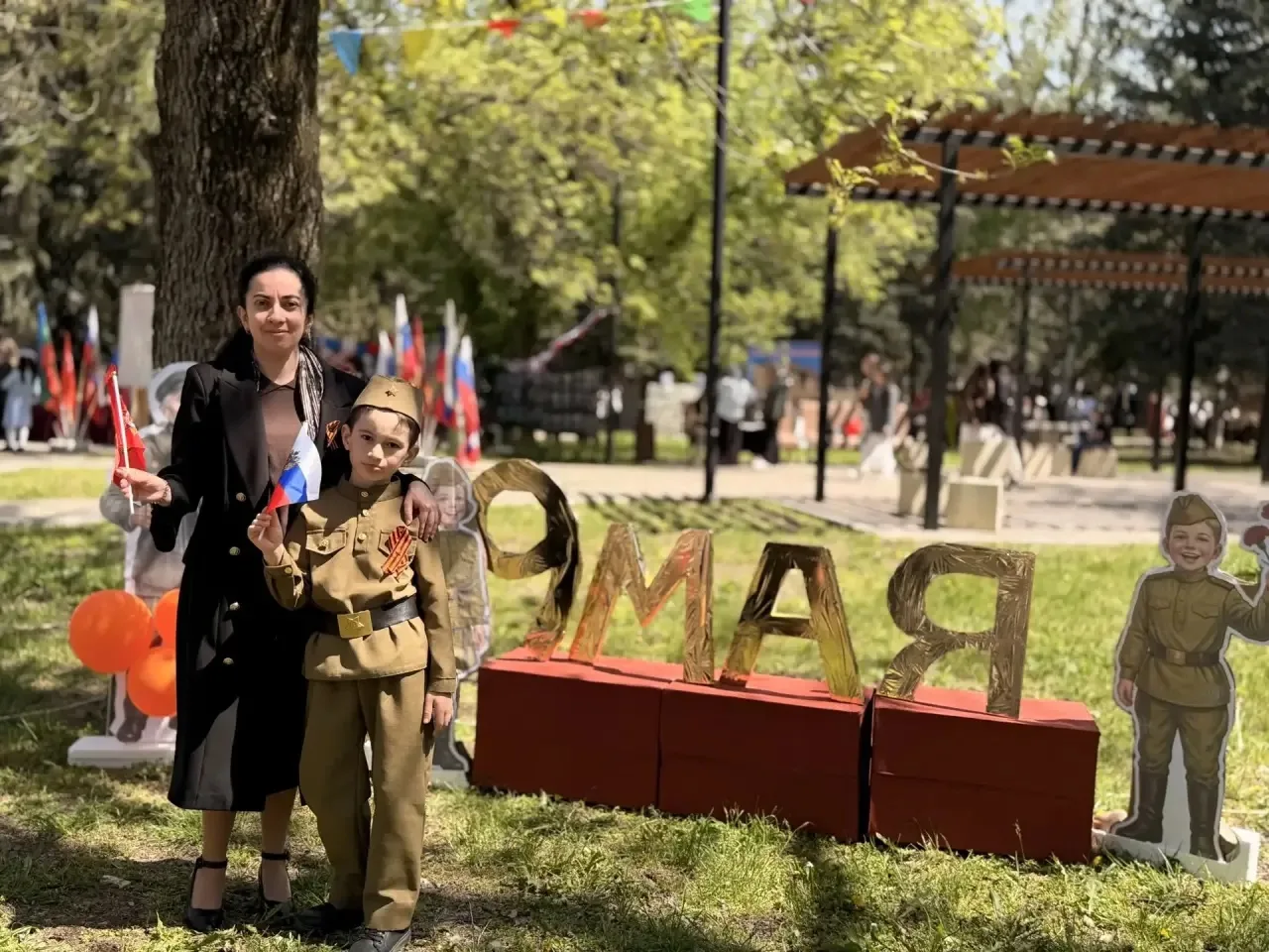 📸 В лицее №1 работала фотозона с надписью «9 мая». Дети и взрослые делали памятные снимки на фоне пр