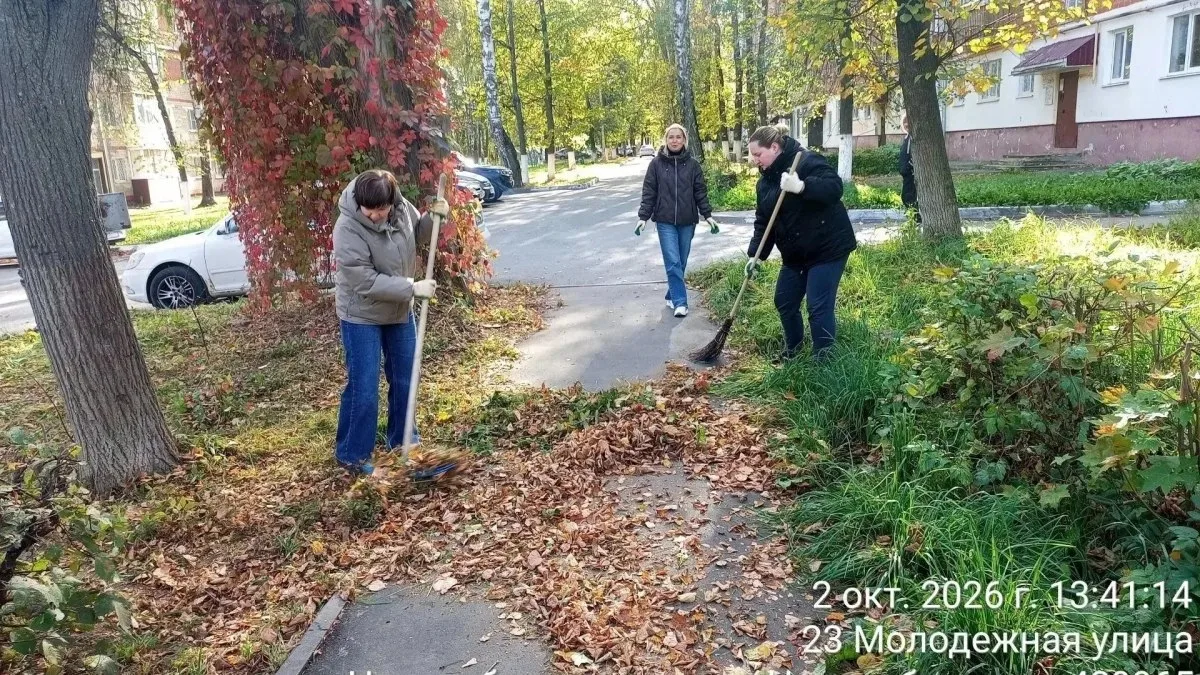 В Новочебоксарске началась большая осенняя уборка. Коммунальщики вышли на улицы, чтобы ...