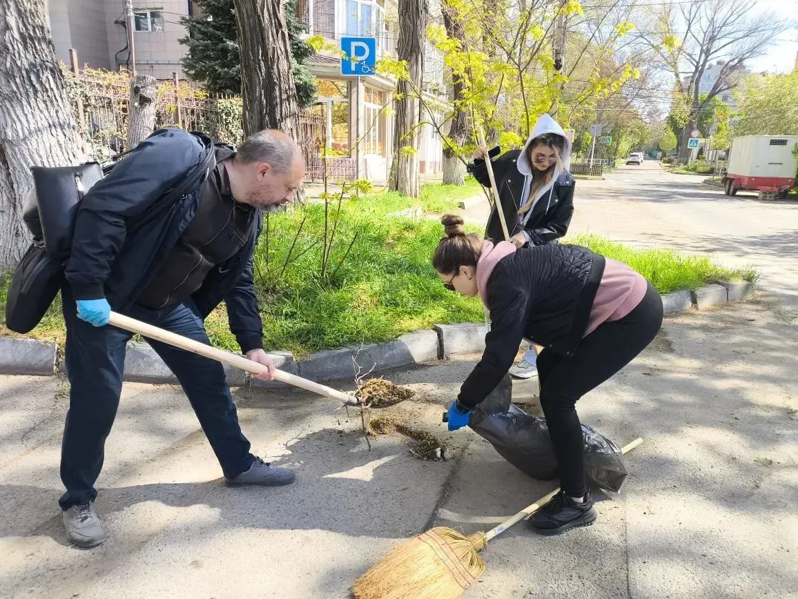 Анапа присоединилась ко Всероссийскому субботнику  Жители города, сотрудники предприятий, организаци