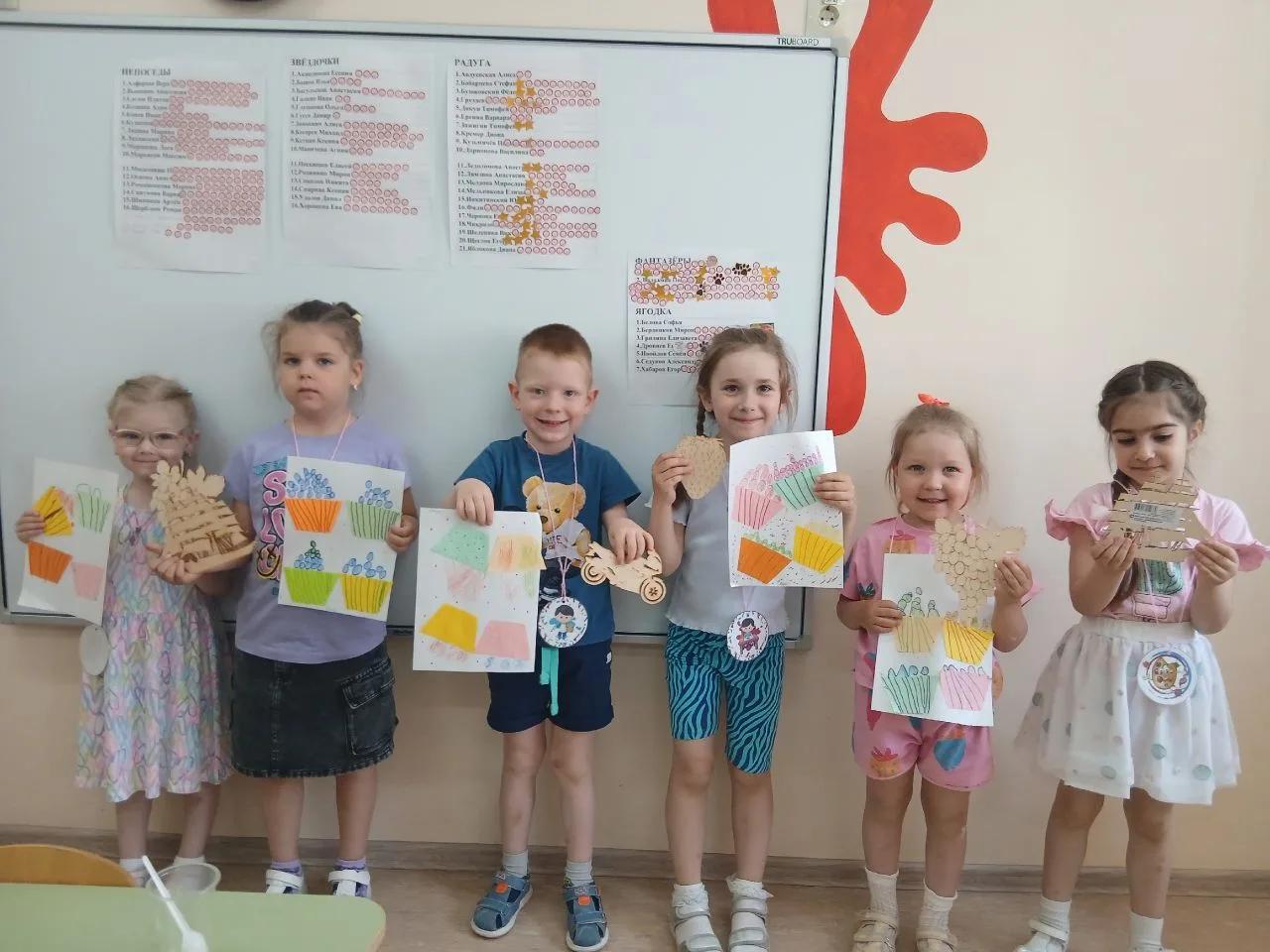 🎨 Наш кружок «Радуга" завершил сезон! Смотрим итоговые фото — и не верится, что это сделали дети. 
