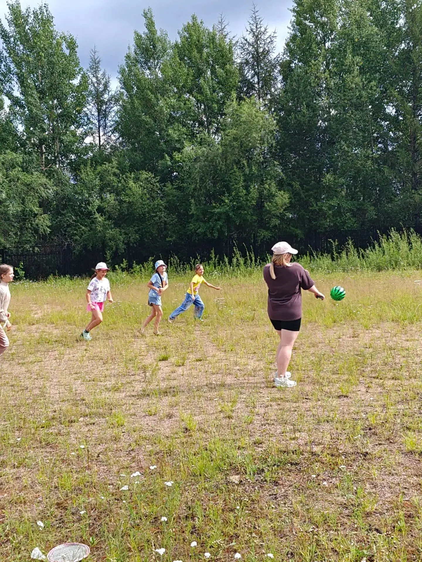 В нашем пришкольном лагере прошёл яркий и познавательный «День народных забав»! Ребята не только вес