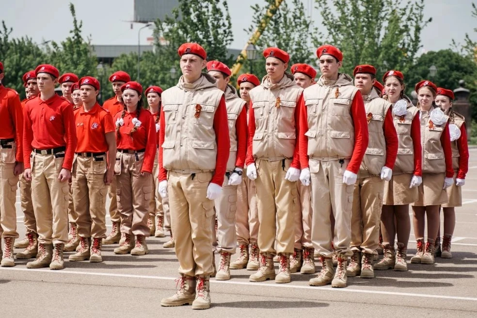 💫 Юнармейский отряд «Пламя» школы №53 принял участие в торжественной церемонии открытия финала Всеро