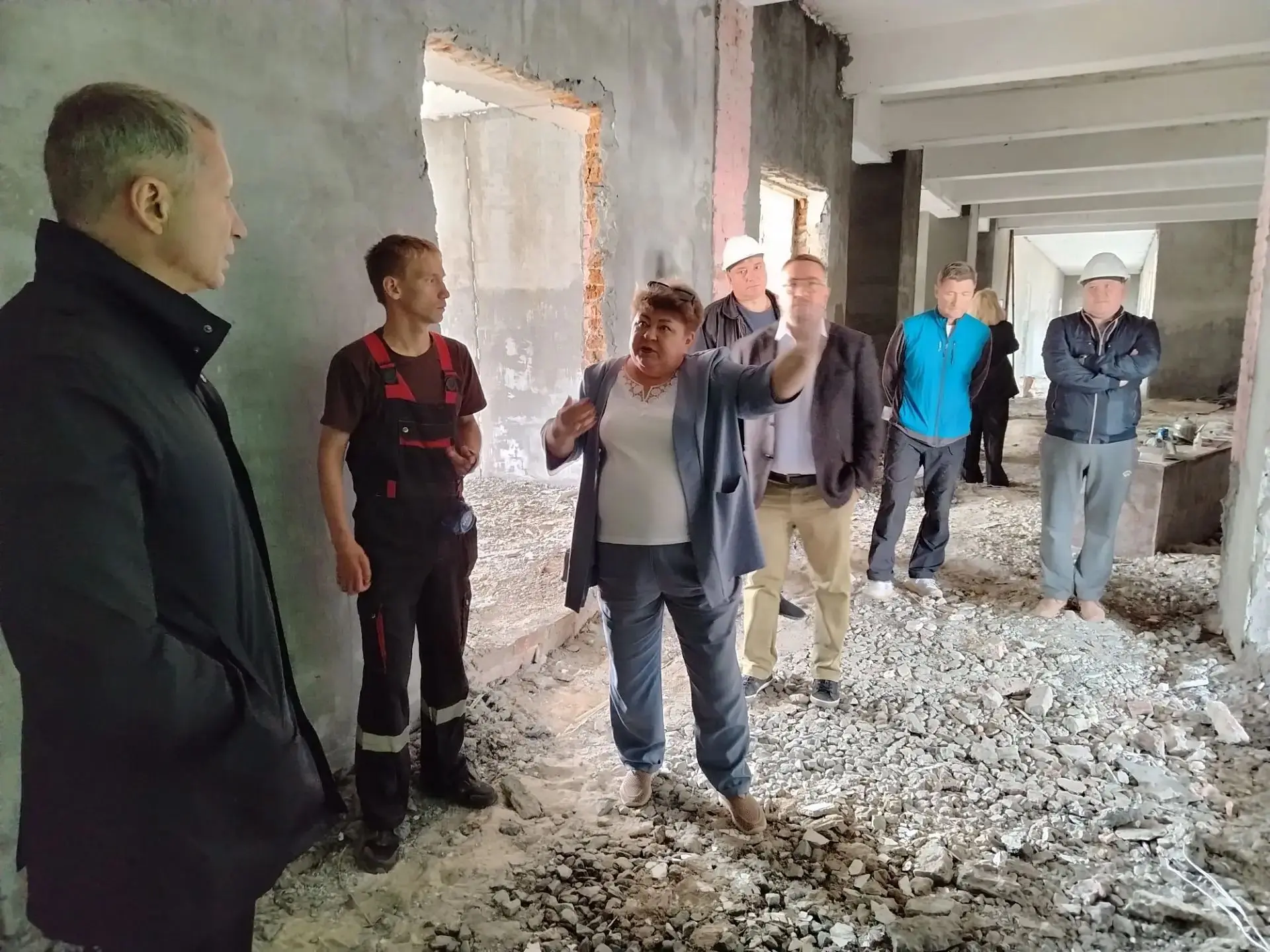 На площадке капитального ремонта школы №1 прошло еженедельное рабочее совещание. Обсуди...