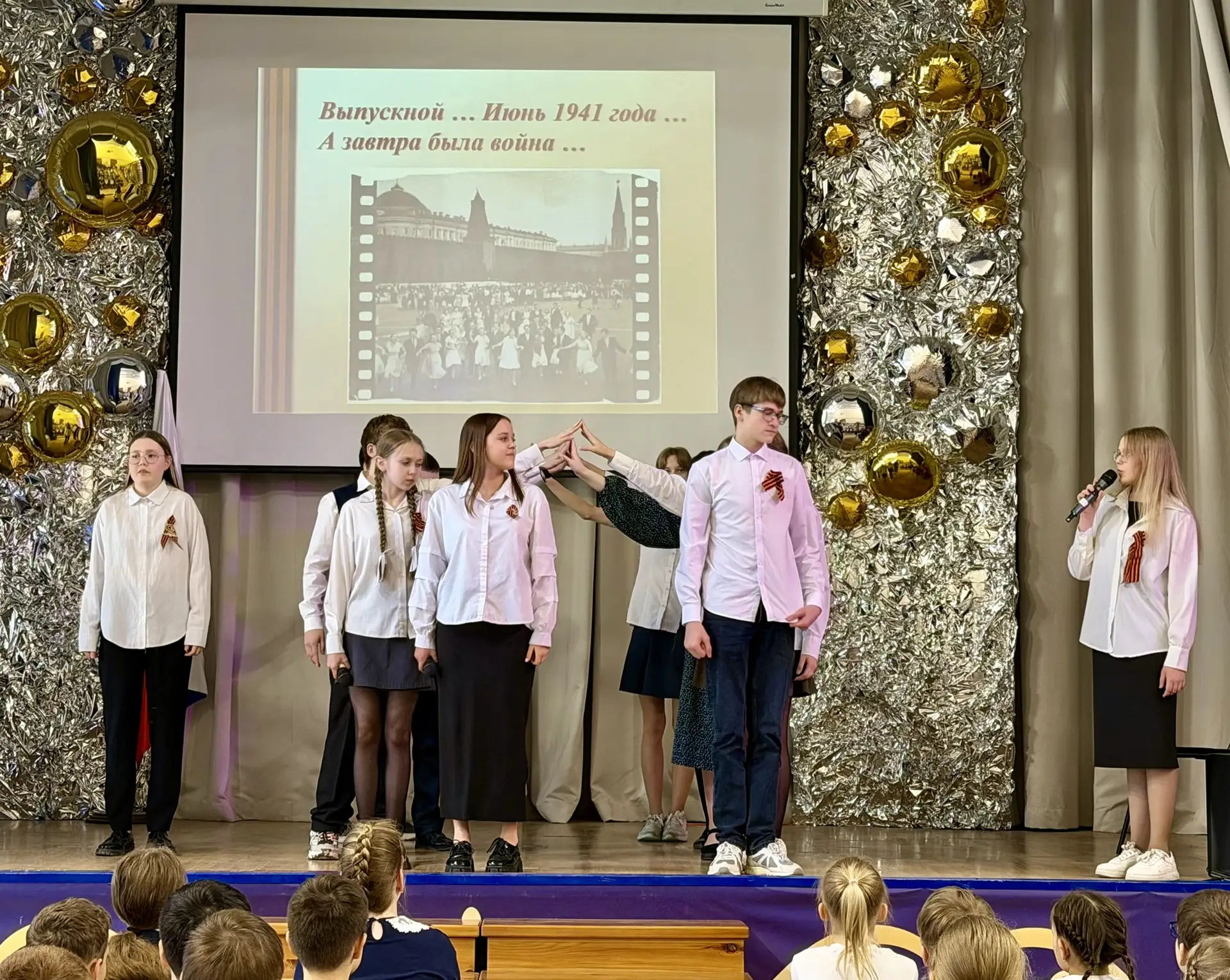 🎭✨ В нашей школе прошли театральные постановки школьного театра «Калейдоскоп», посвящённые Дню Побед