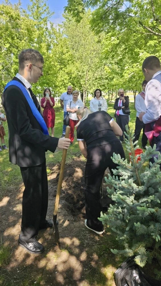 Сегодня, в день проведения праздника Последнего звонка, учениками 9А класса в школьном ...