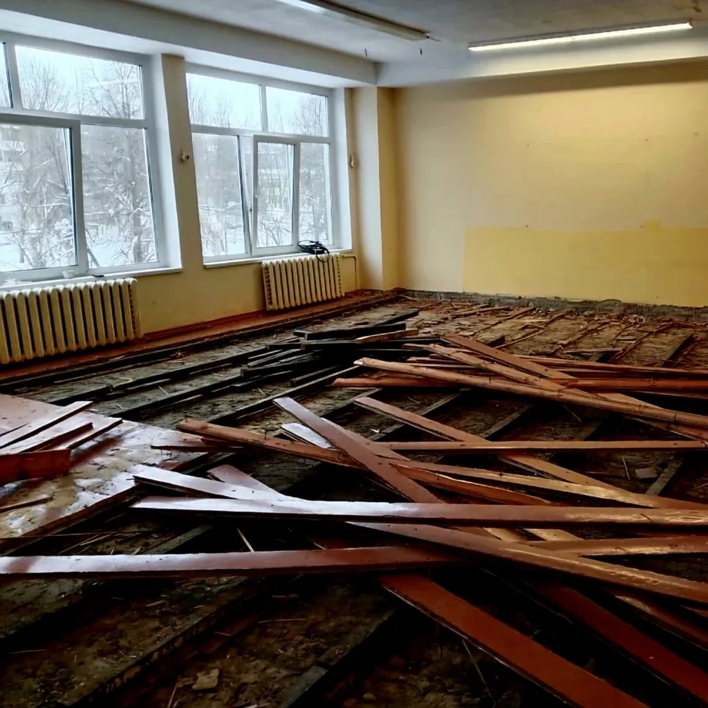 В  городе начался  этап масштабного капитального ремонта школ. Глава города Станислав Трофимов держи