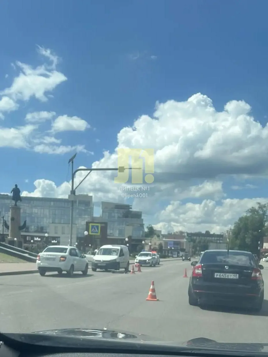 Подростка на самокате сбили у Нижнего парка.