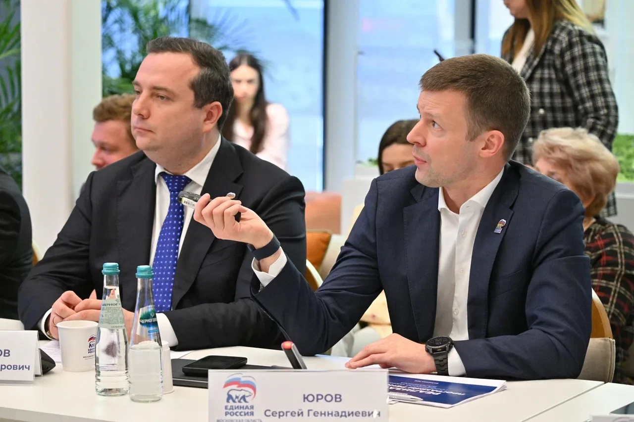 Принял участие в круглом столе регионального отделения Единой России, посвящённом вопросам развития 