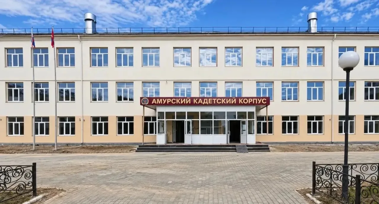 🔧 Готовность – 40%: в Амурском кадетском корпусе устанавливают новые окна и возводят п...