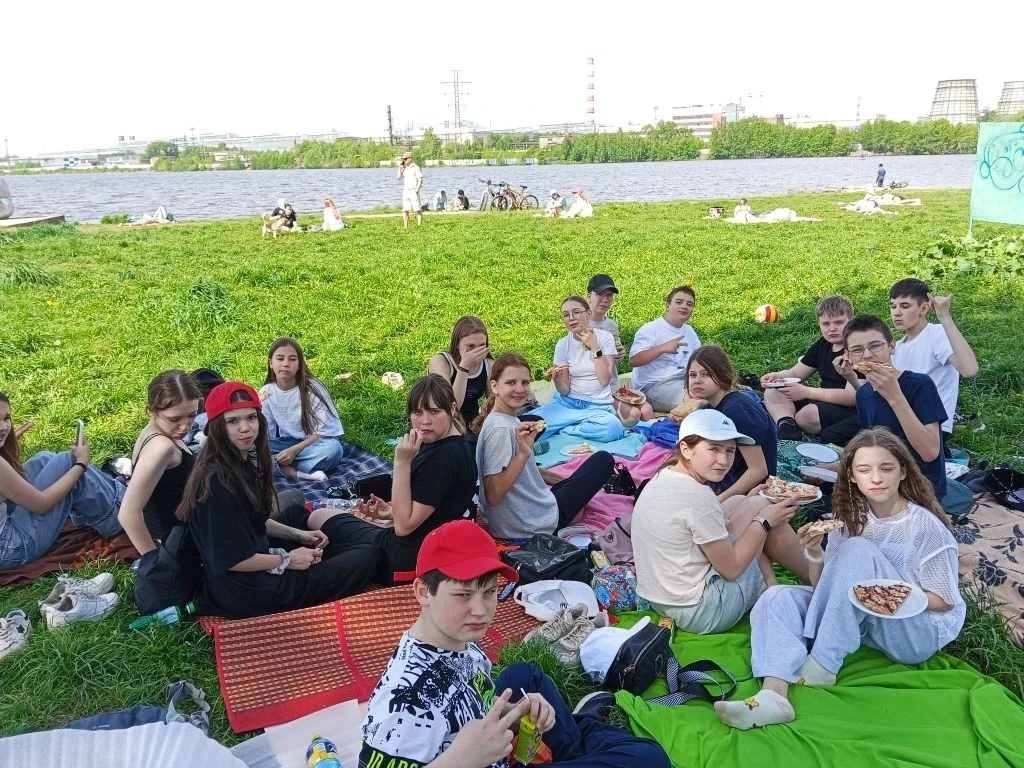 🛑Ученики 6 «Б» класса шумно и весело отметили окончание учебного года на Верх-Исетском пруду. 🔥Ребят