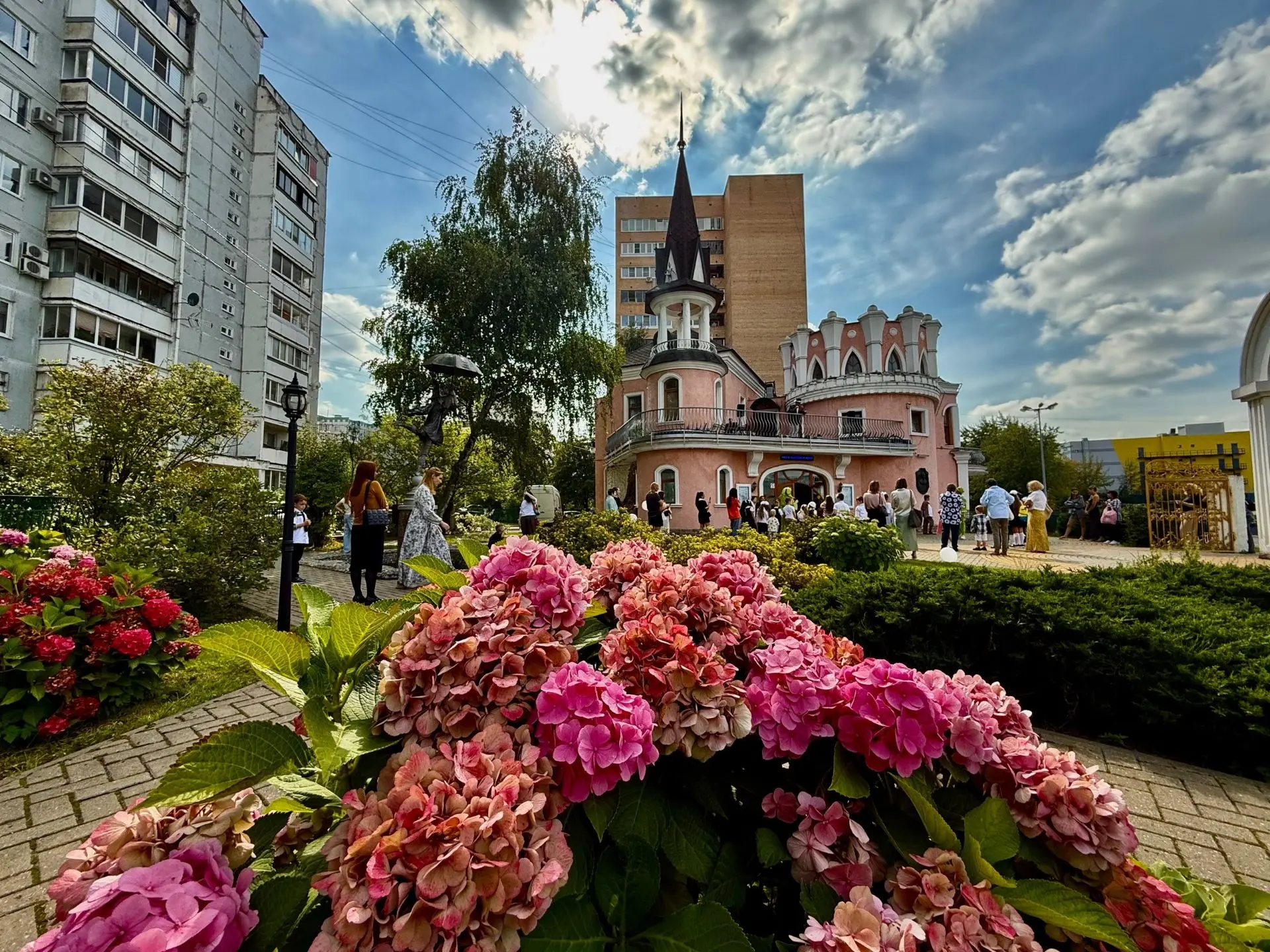 Поздравляем всех с началом учебного года и Днём знаний! 🎓✨📚
