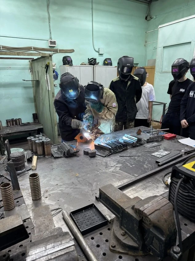 В гостях у «огненной профессии»: школьники примерили на себя роль сварщиков  В современном мире, нап