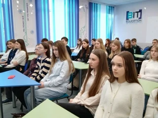Мы помним! 🔥  Вчера в гимназии состоялась Классная встреча с человеком, чьи истории заставляют задум