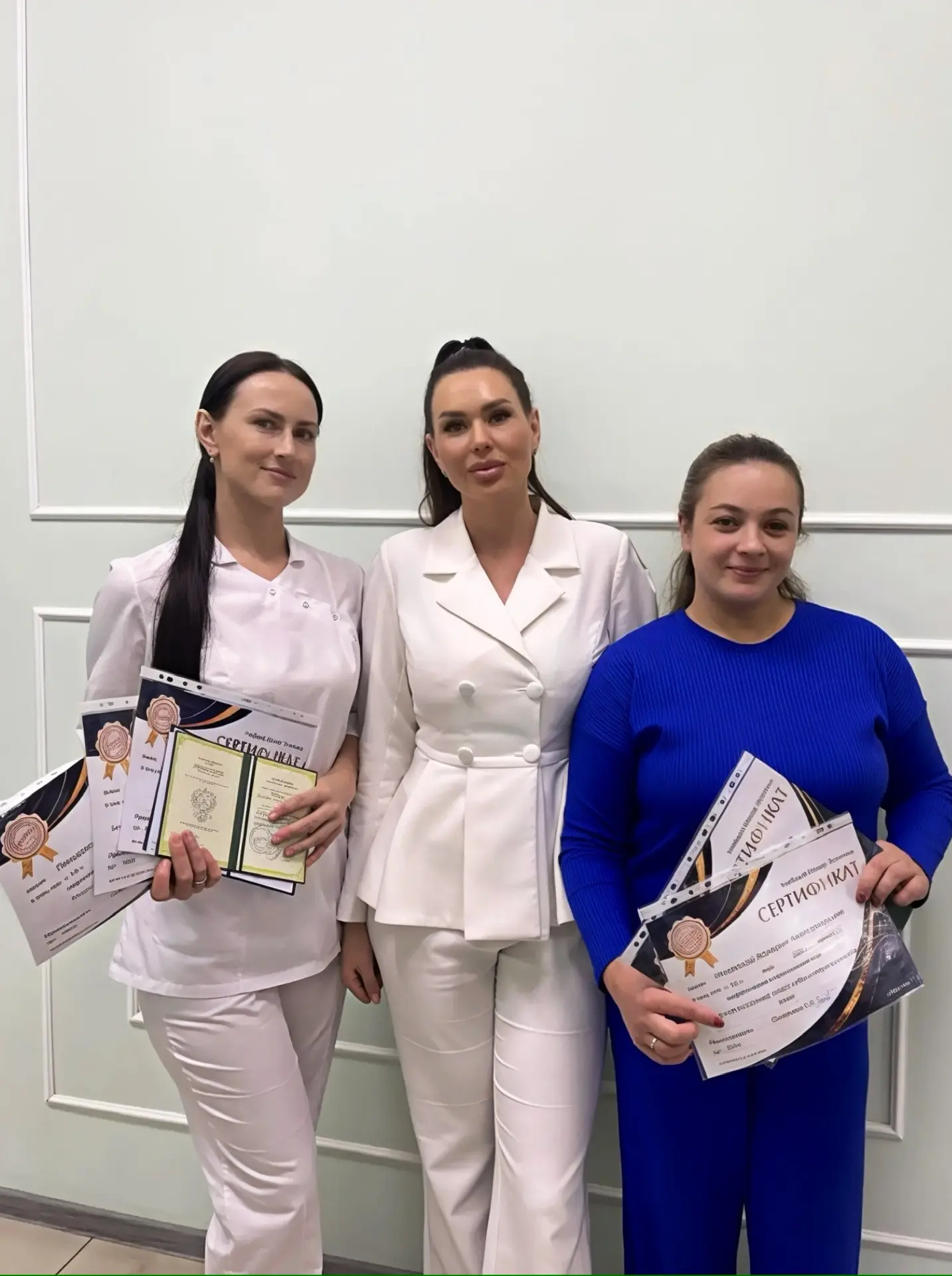 Посмотрите на эти сияющие лица! Перед вами — наши выпускницы группы выходного дня курса...
