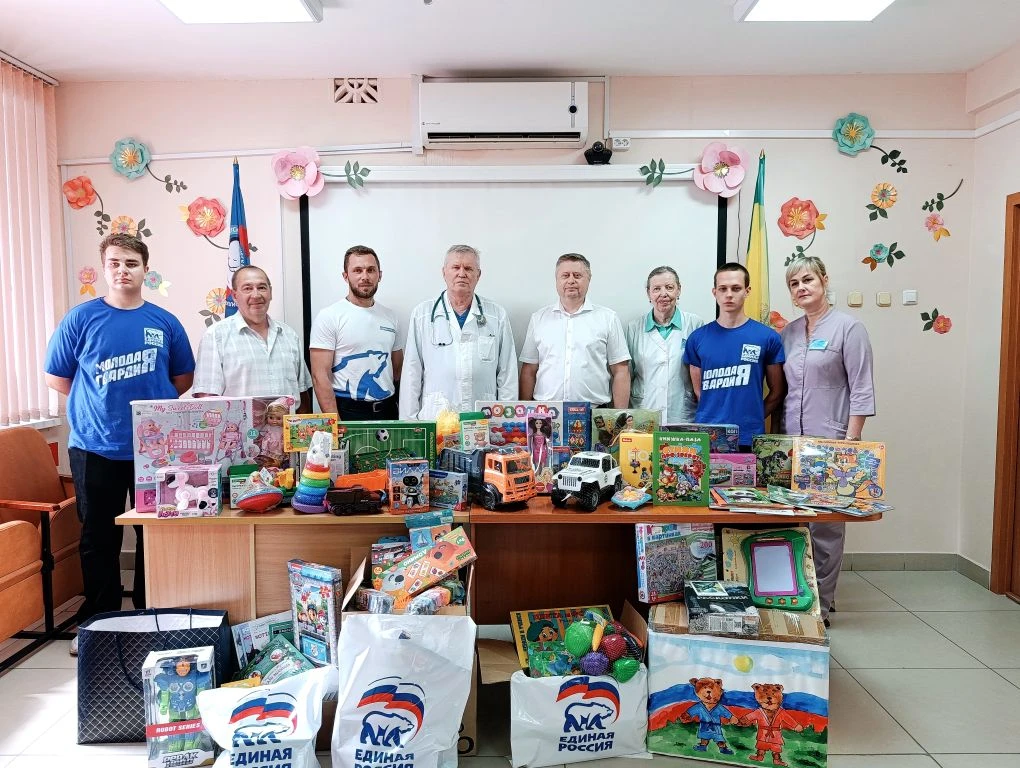 «Коробка храбрости»!

Уже не первый год представители от партии «Единая Россия» и волонтёрские орган