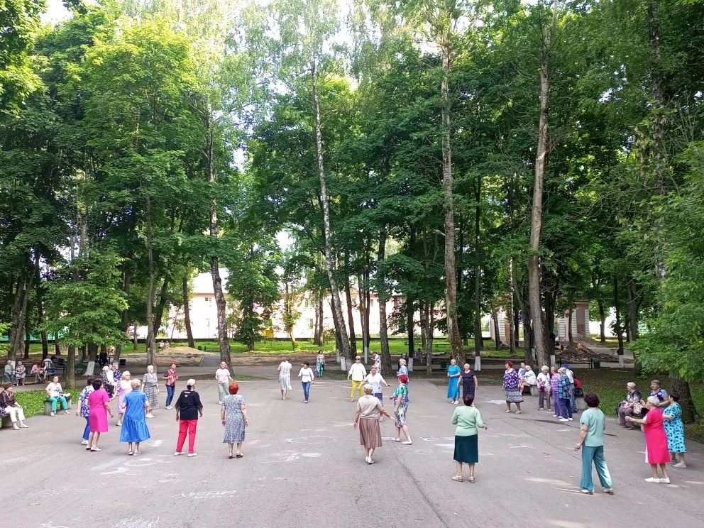 В Парке Машиностроителей в рамках реализации проекта "Активное долголетие" прошёл танце...