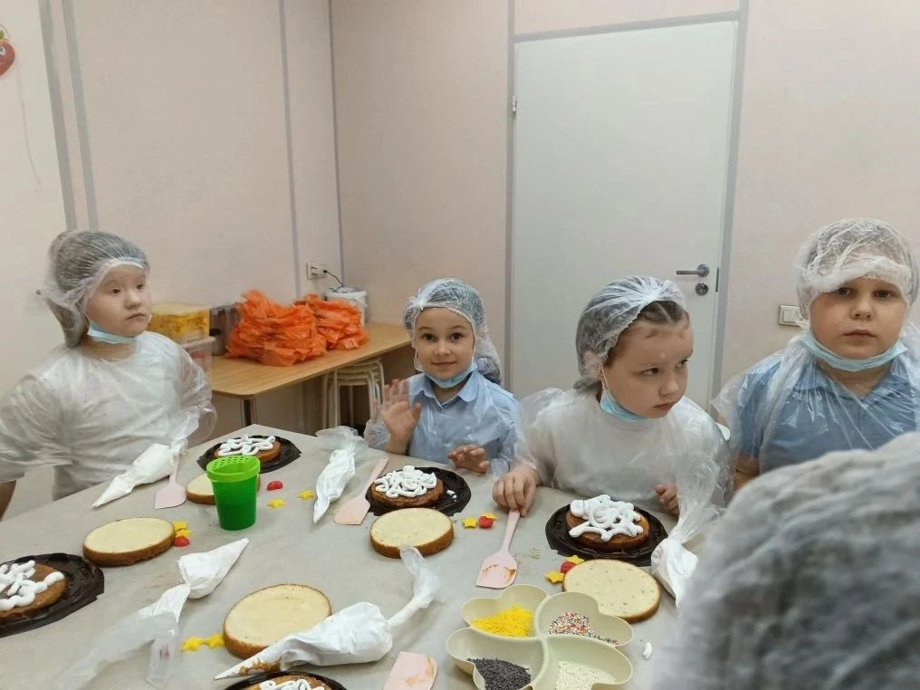 🍰✨ Сладкое приключение первоклассников! ✨🍰    Вчера учащиеся 1 «Г» класса отправились в настоящее сл