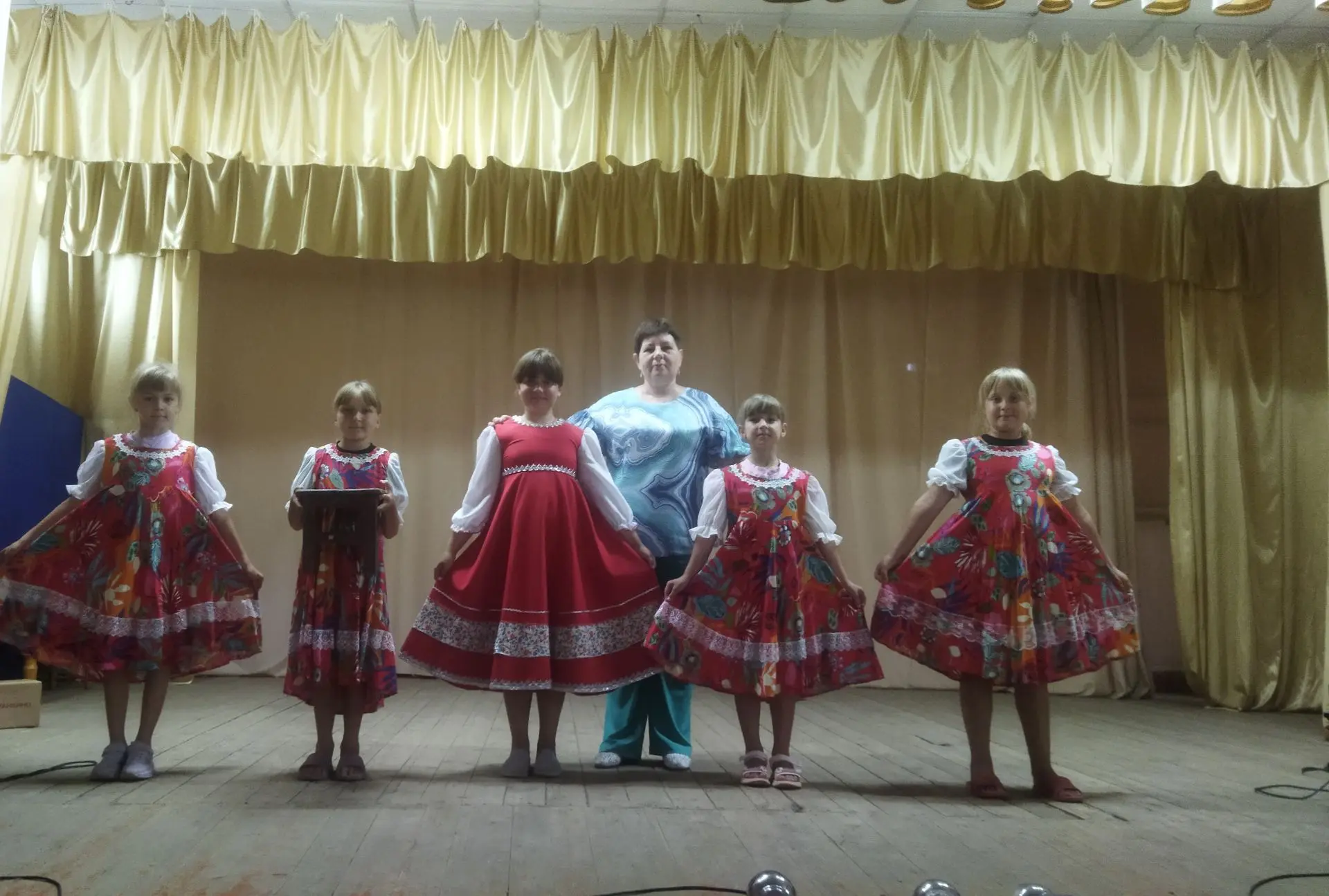 Репетиция с младшими детьми к празднику села.