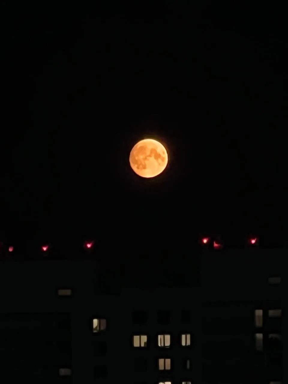 😍🌝 Оленья Луна над Пермью прямо сейчас — июльское полнолуние с диском янтарного цвета.

Фото: Ольг