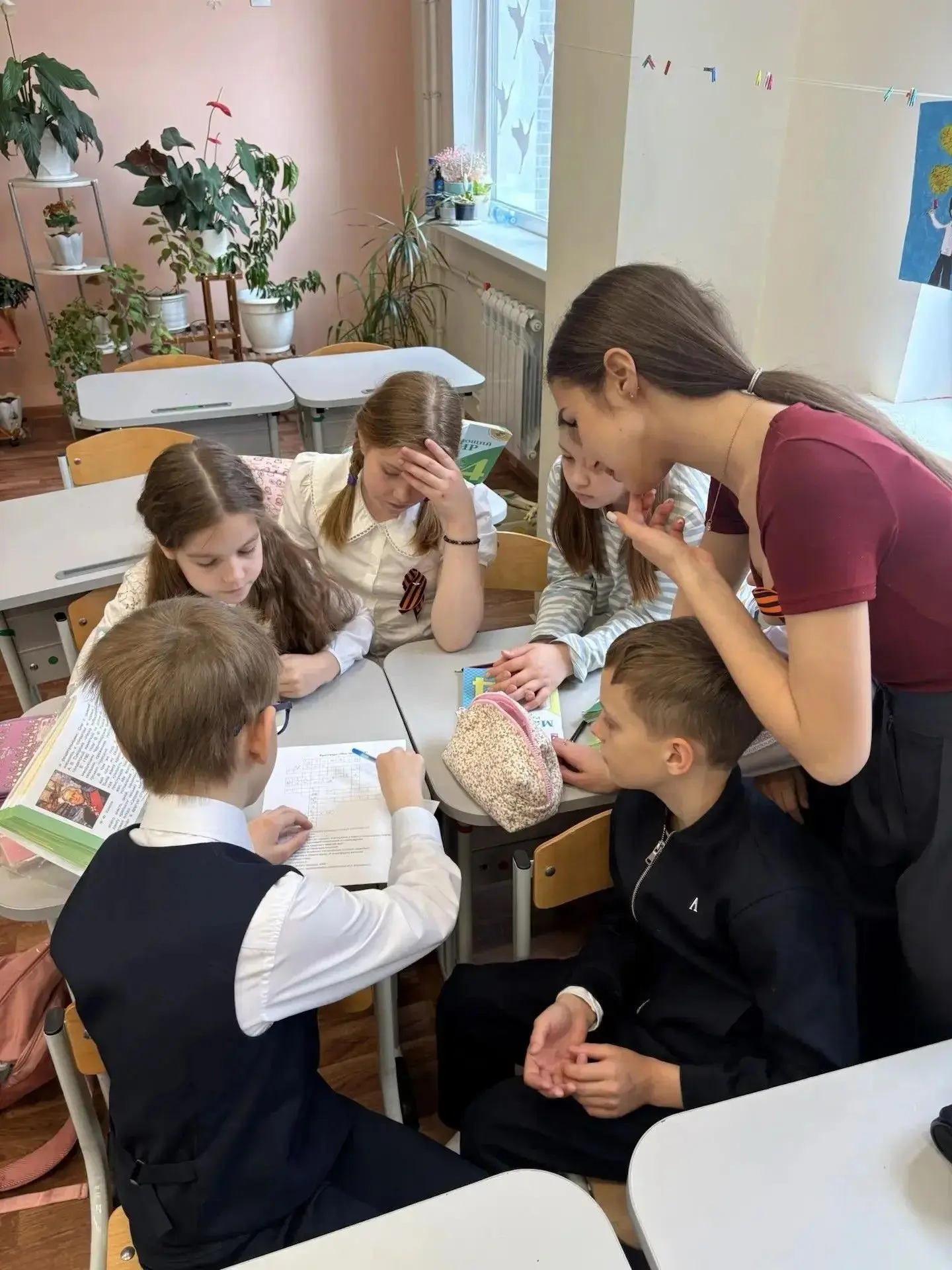 🎓 Сегодня президент школы Алёна Семишина провела для учеников 4-х классов интеллектуальную командную