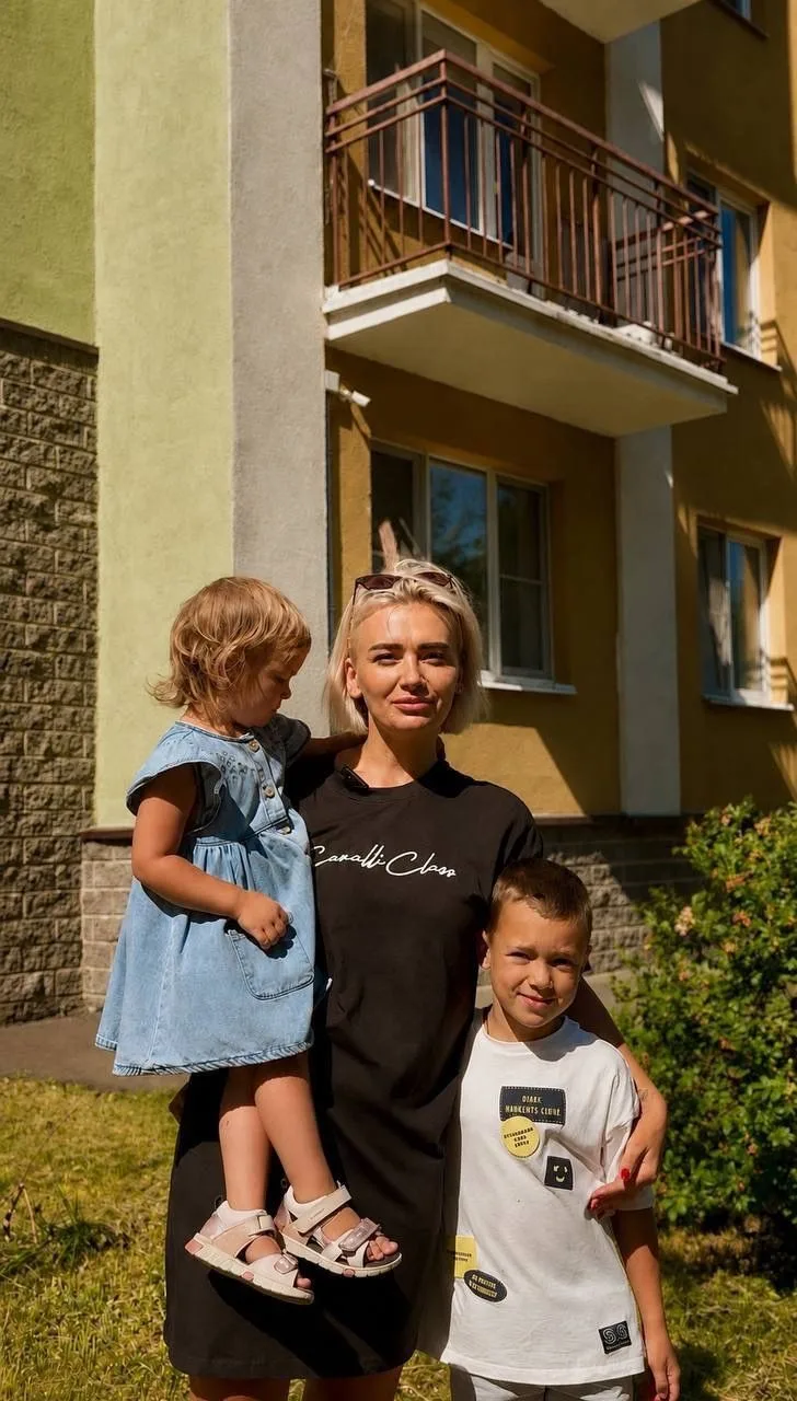 #ЯТУТЖИВУ10ЛЕТ

Делимся с вами атмосферным бэкстейджем со съёмок с нашей жительницей — Вероникой Пел