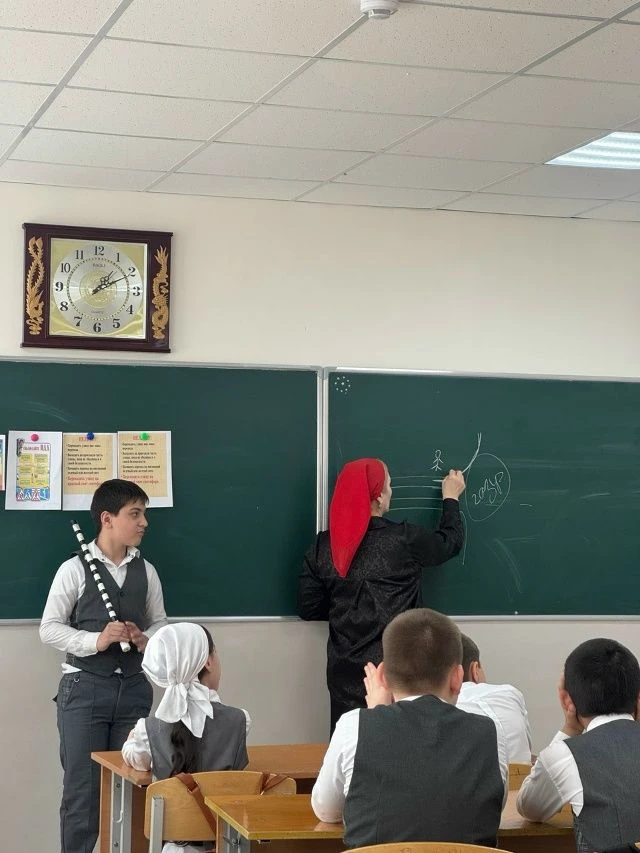 Урок по безопасности на дороге в 5 классе МБОУ СОШ №5 г. Урус-Мартан.

В нашей школе прошёл классный