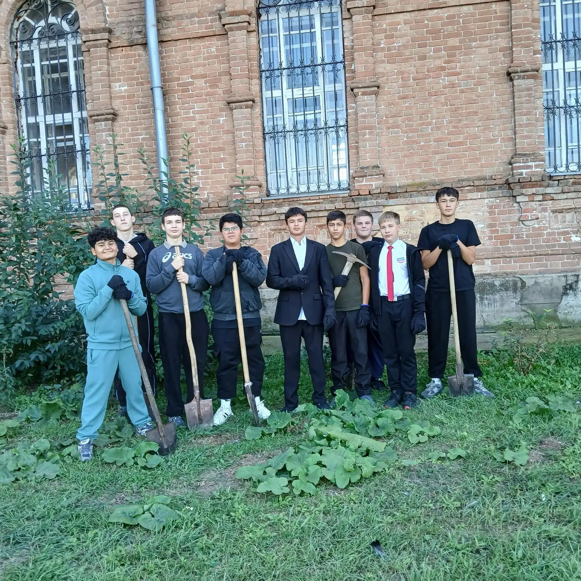 🌿 Сегодня обучающиеся нашей школы приняли участие в благоустройстве территории храма П...