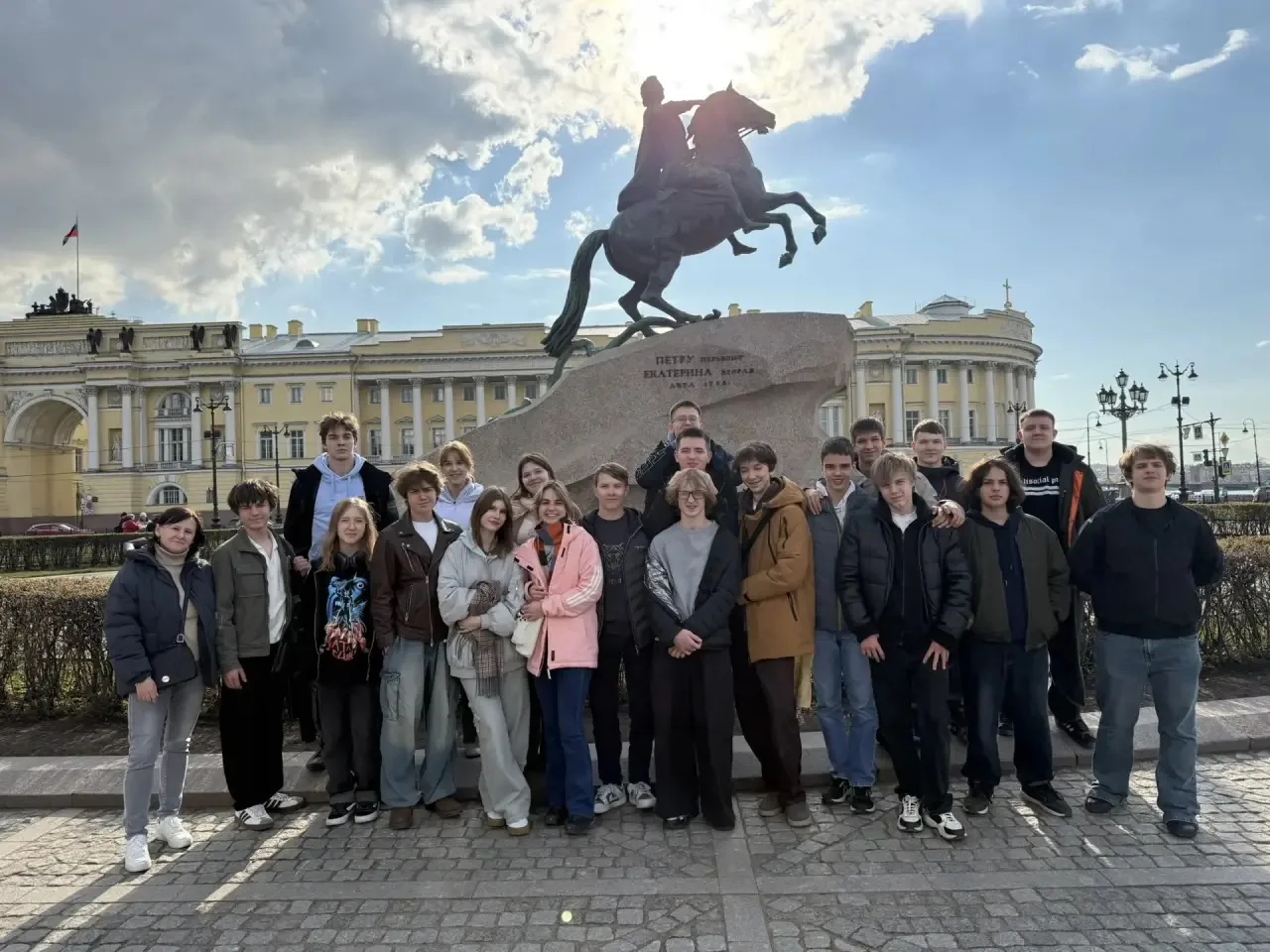 🏛️📚 Каникулы с пользой! 🚀  Пока кто-то отдыхал на диване, наши десятиклассники отправились в культур