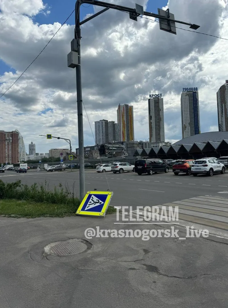 ❗️ На Красногорском бульваре, около магазина «Да» упал знак.  🌇 Красногорск Live 💬 Предложить новост