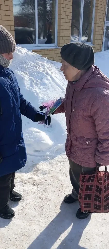 💐В этот морозный солнечный день  юноармейский отряд «Патриоты» 4 "Д" класса (кл. руководитель Фандее