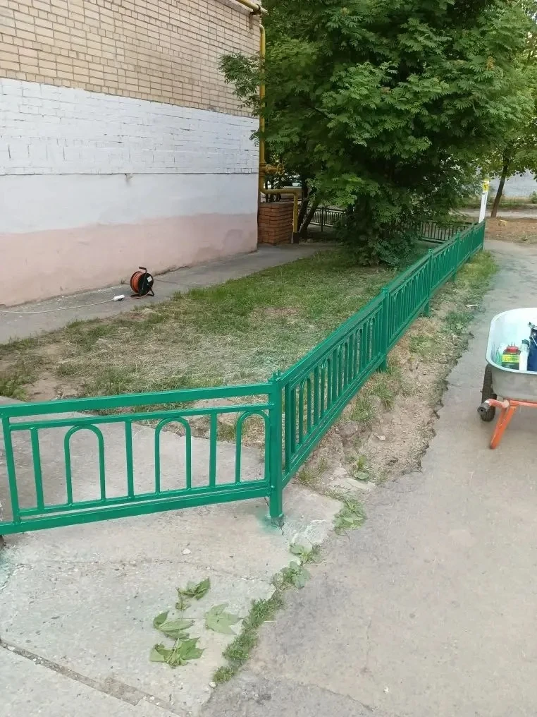 Покрасили металлическое ограждение придомовой территории ул. Чехова, д.4